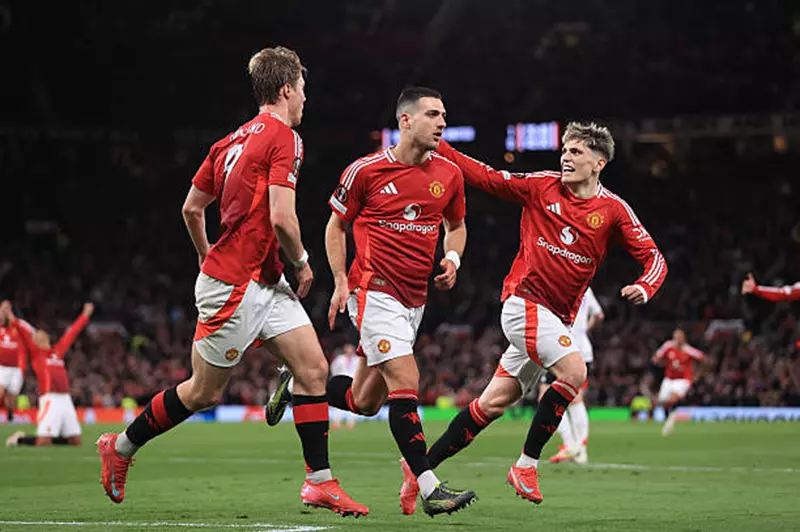 مانشستر يونايتد يعلن عن إتمام صفقة الصيف الأولى بنجاح